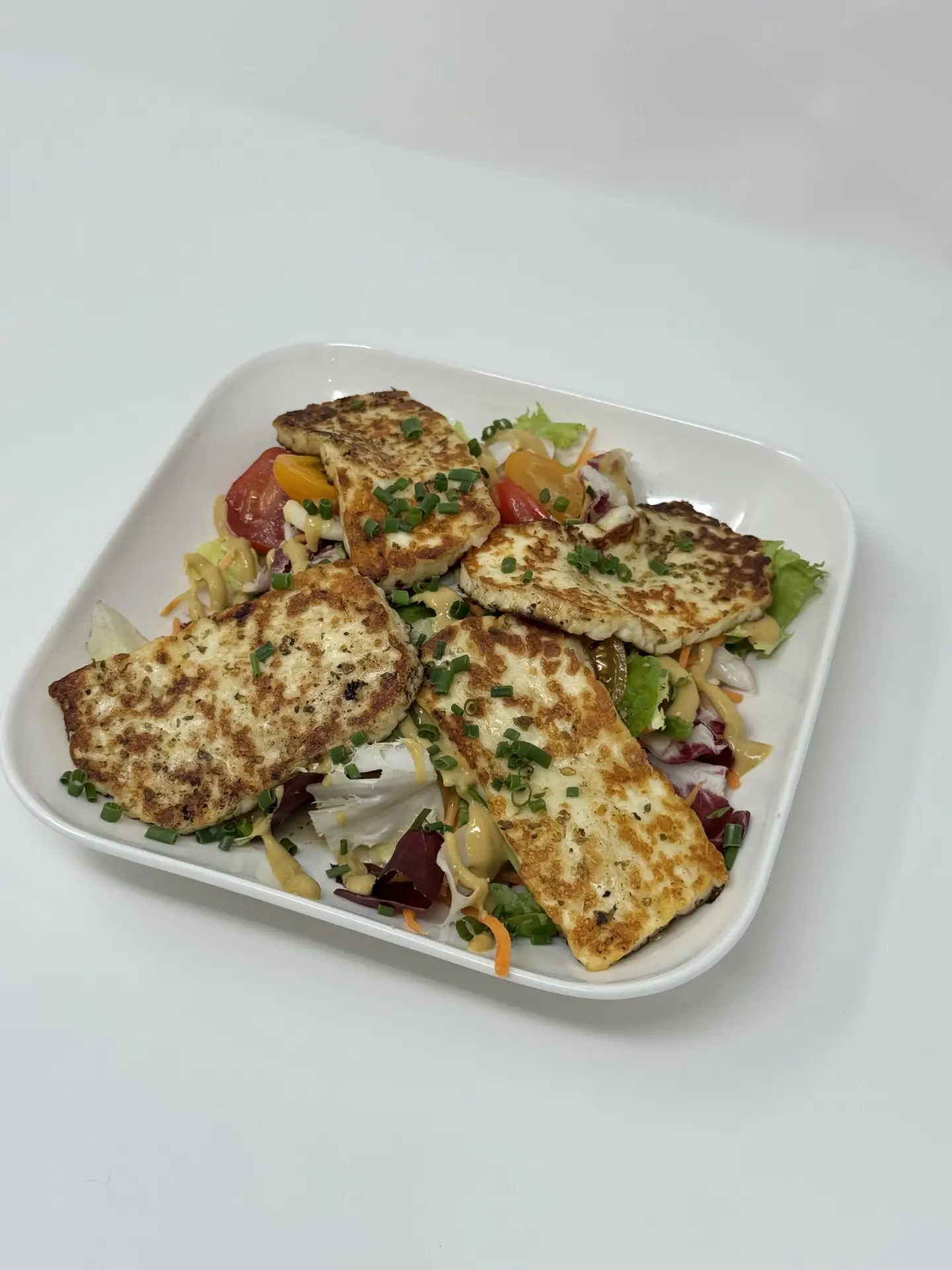 Halloumi gegrillt auf Blattsalat mit hausgemachtem Honig-Senf-Dressing, vegetarisch