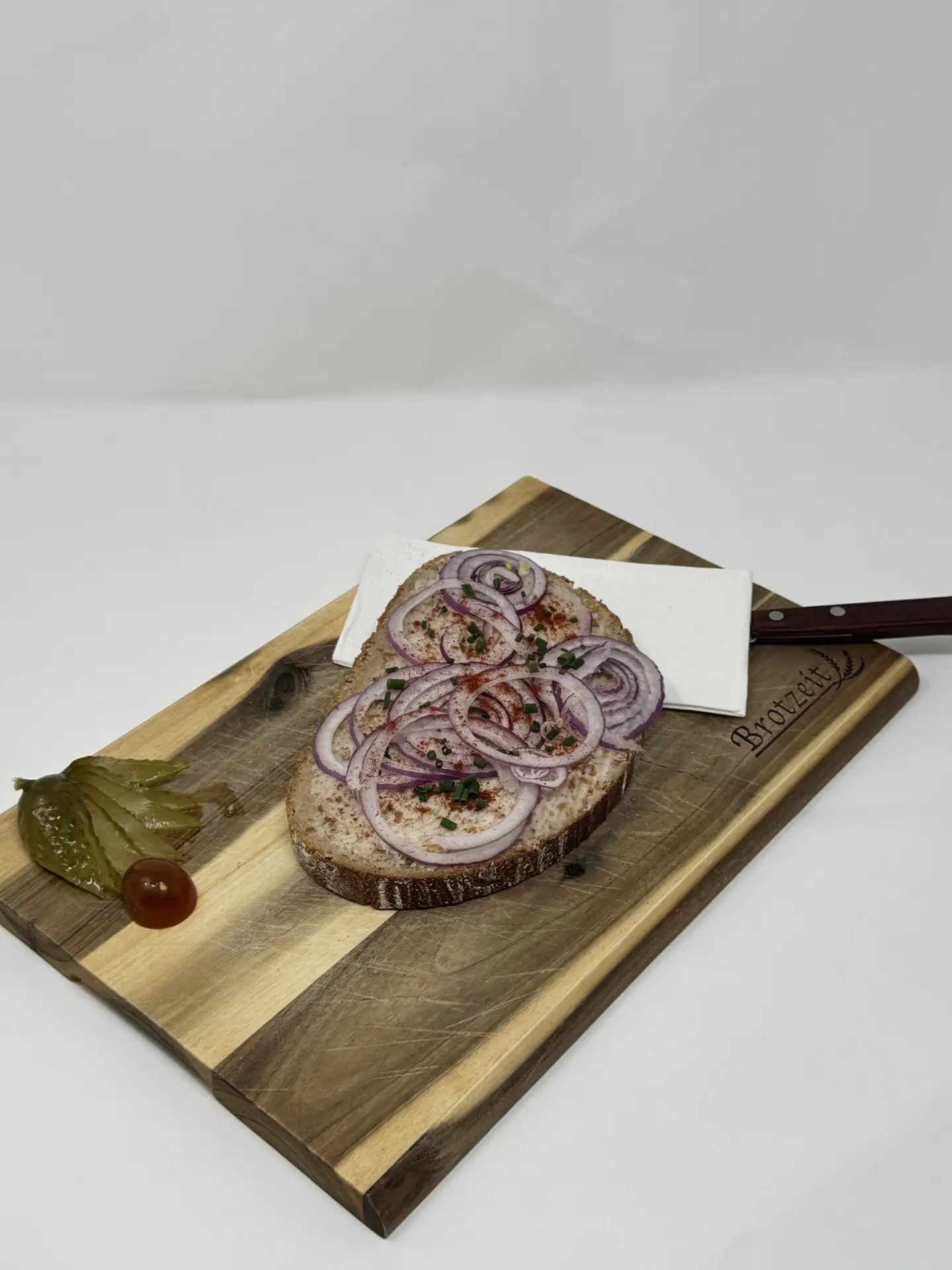 Grammelschmalzbrot mit roten Zwiebeln und Paprikapulver